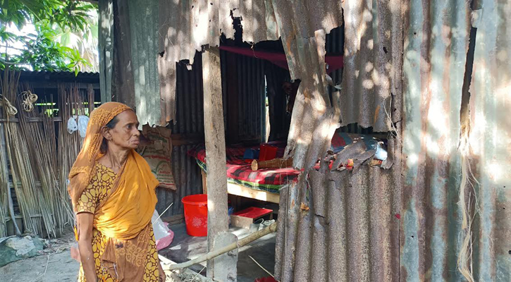 বাক প্রতিবন্ধীর টিনের ঘর ভেঙে দিলো ওরা!